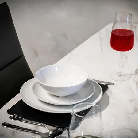 Apartment Chic Urban Haven - Luxurious City 2-bedroom Retreat With Top Amenities - Sleeps 6 *