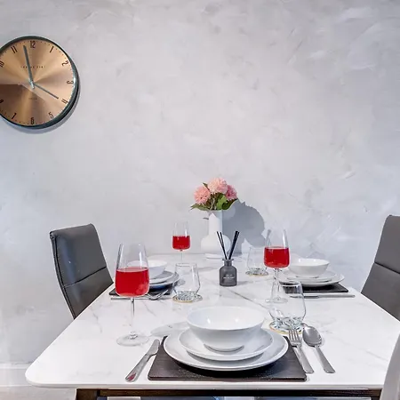 Apartment Chic Urban Haven - Luxurious City 2-bedroom Retreat With Top Amenities - Sleeps 6 *
