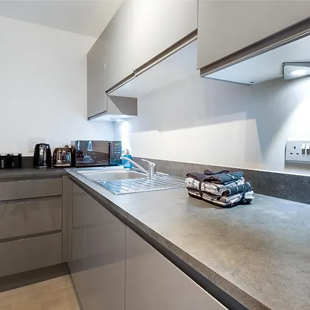 Chic Urban Haven - Luxurious City 2-bedroom Retreat With Top Amenities - Sleeps 6