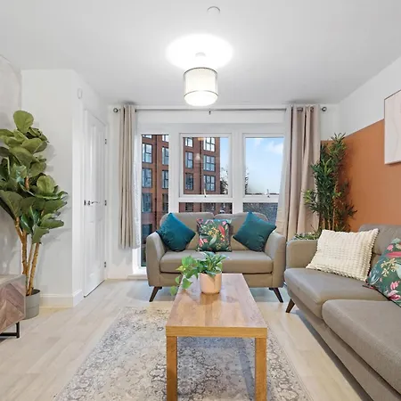 Apartment Chic Urban Haven - Luxurious City 2-bedroom Retreat With Top Amenities - Sleeps 6 *