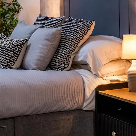 Chic Urban Haven - Luxurious City 2-bedroom Retreat With Top Amenities - Sleeps 6 Apartment *