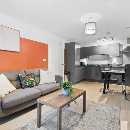 Chic Urban Haven - Luxurious City 2-bedroom Retreat With Top Amenities - Sleeps 6 *