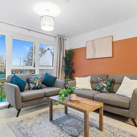 Apartment Chic Urban Haven - Luxurious City 2-bedroom Retreat With Top Amenities - Sleeps 6
