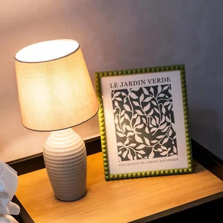 Chic Urban Haven - Luxurious City 2-bedroom Retreat With Top Amenities - Sleeps 6 Birmingham