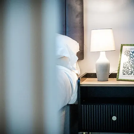 Chic Urban Haven - Luxurious City 2-bedroom Retreat With Top Amenities - Sleeps 6 Birmingham