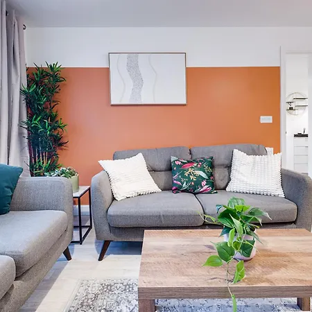 Apartment Chic Urban Haven - Luxurious City 2-bedroom Retreat With Top Amenities - Sleeps 6 *