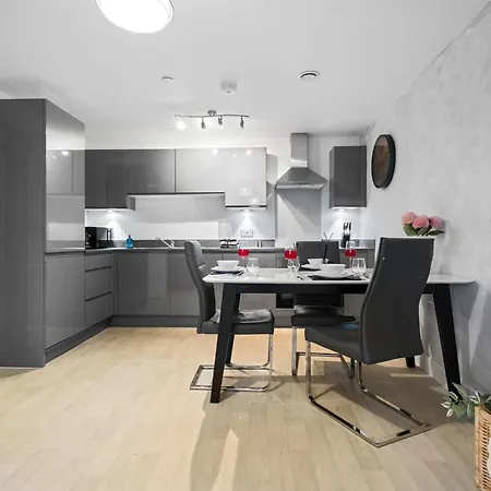 Apartment Chic Urban Haven - Luxurious City 2-bedroom Retreat With Top Amenities - Sleeps 6