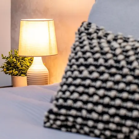 Chic Urban Haven - Luxurious City 2-bedroom Retreat With Top Amenities - Sleeps 6 Apartment *