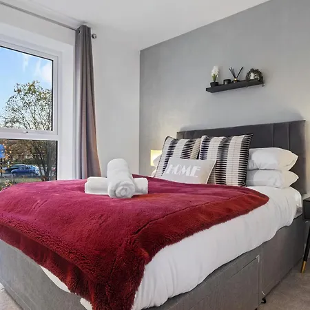 Chic Urban Haven - Luxurious City 2-bedroom Retreat With Top Amenities - Sleeps 6 Birmingham
