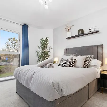 Apartment Chic Urban Haven - Luxurious City 2-bedroom Retreat With Top Amenities - Sleeps 6 *