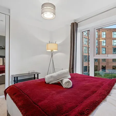 Apartment Chic Urban Haven - Luxurious City 2-bedroom Retreat With Top Amenities - Sleeps 6 *