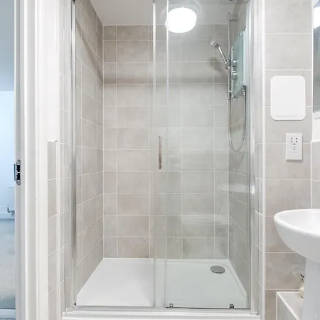 Chic Urban Haven - Luxurious City 2-bedroom Retreat With Top Amenities - Sleeps 6 Apartment *