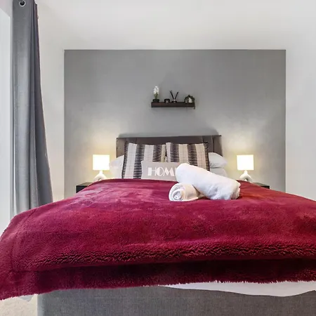 Chic Urban Haven - Luxurious City 2-bedroom Retreat With Top Amenities - Sleeps 6