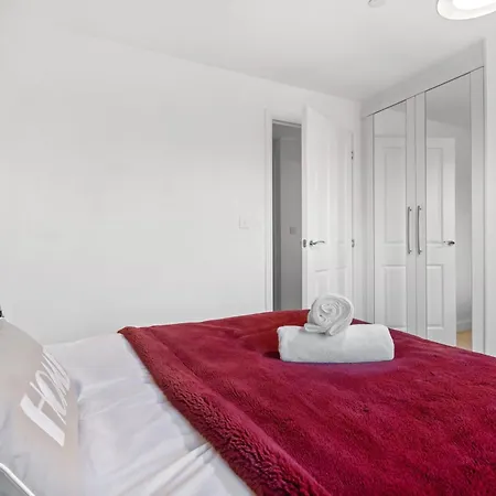 Apartment Chic Urban Haven - Luxurious City 2-bedroom Retreat With Top Amenities - Sleeps 6 *