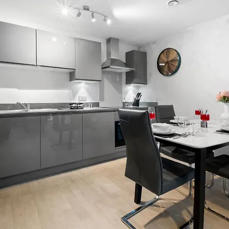 Chic Urban Haven - Luxurious City 2-bedroom Retreat With Top Amenities - Sleeps 6 * Birmingham