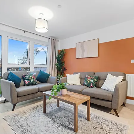 Apartment Chic Urban Haven - Luxurious City 2-bedroom Retreat With Top Amenities - Sleeps 6