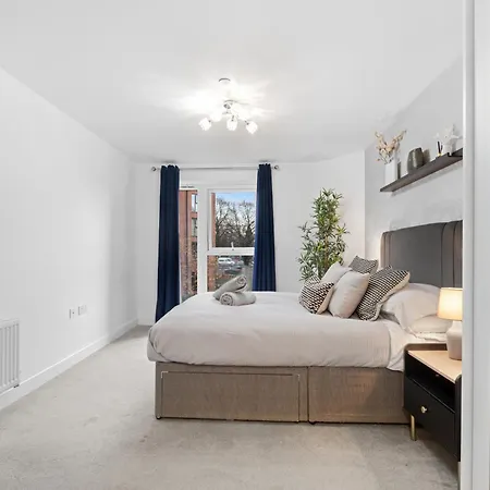 Apartment Chic Urban Haven - Luxurious City 2-bedroom Retreat With Top Amenities - Sleeps 6 Birmingham