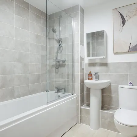 Chic Urban Haven - Luxurious City 2-bedroom Retreat With Top Amenities - Sleeps 6 *